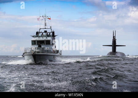 Ihrer Majestät NAVAL BASE CLYDE, Schottland (2. Juli 2018) Der Ohio-Klasse von ballistischen Raketen-U-Boot USS Alaska (SSBN 732) kommt an Her Majesty's Naval Base Clyde, Schottland, für einen geplanten Hafen besuch Juli 2, 2019. Der Hafen besuchen Sie stärkt die Zusammenarbeit zwischen den Vereinigten Staaten und im Vereinigten Königreich, und beweist die US-Funktionalität, Flexibilität, und das anhaltende Engagement der NATO-Verbündeten. (Foto durch LPhot Stevie Burke) Stockfoto