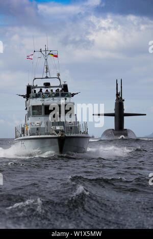 Ihrer Majestät NAVAL BASE CLYDE, Schottland (2. Juli 2018) Der Ohio-Klasse von ballistischen Raketen-U-Boot USS Alaska (SSBN 732) kommt an Her Majesty's Naval Base Clyde, Schottland, für einen geplanten Hafen besuch Juli 2, 2019. Der Hafen besuchen Sie stärkt die Zusammenarbeit zwischen den Vereinigten Staaten und im Vereinigten Königreich, und beweist die US-Funktionalität, Flexibilität, und das anhaltende Engagement der NATO-Verbündeten. (Foto durch LPhot Stevie Burke) Stockfoto