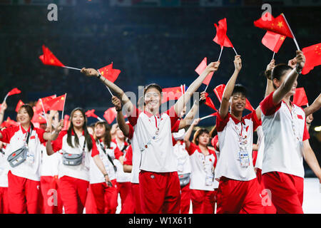 (190704) - Neapel, 4. Juli 2019 (Xinhua) - die Mitglieder der chinesischen Delegation März während der Eröffnungszeremonie des 30 Universiade in Neapel, Italien, 3. Juli 2019. (Xinhua / Zheng Huansong) Stockfoto