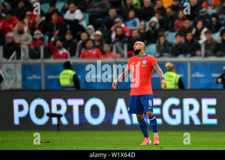 (190704) - PORTO ALEGRE, 4. Juli 2019 (Xinhua) - Chile Arturo Vidal reagiert während der Copa America 2019 im Halbfinale zwischen Chile und Peru in Porto Alegre, Brasilien, Juli 3, 2019. (Xinhua / Xin Yuewei) Stockfoto