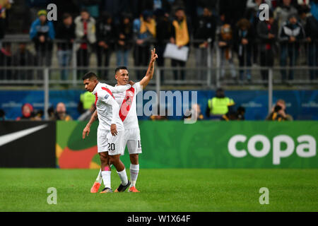 (190704) - PORTO ALEGRE, 4. Juli 2019 (Xinhua) - Peru's Victor Yotun (R) feiert zählen während der Copa America 2019 im Halbfinale zwischen Chile und Peru in Porto Alegre, Brasilien, Juli 3, 2019. (Xinhua / Xin Yuewei) Stockfoto