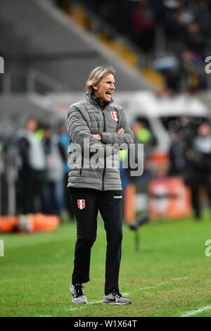 (190704) - PORTO ALEGRE, 4. Juli 2019 (Xinhua) - Peru's Head Coach Ricardo Gareca reagiert während der Copa America 2019 im Halbfinale zwischen Chile und Peru in Porto Alegre, Brasilien, Juli 3, 2019. (Xinhua / Xin Yuewei) Stockfoto