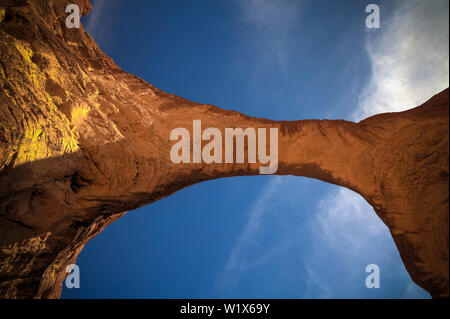 Bottom up Sicht Felsformation am Plateau Ennedi aka Aloba Arch, Tschad Stockfoto