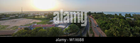 Antenne Panoramablick auf Stadt und Fluss Gambia Banjul in Gambia Stockfoto