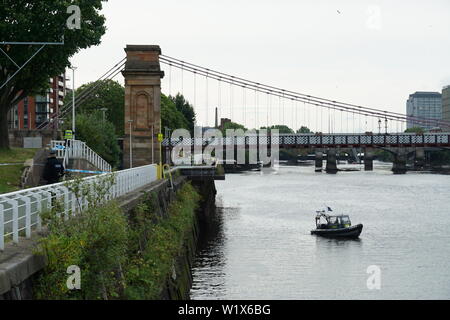 Glasgow, UK, 4. Juli 2019: Polizei verpflichtet sich, eine Suche nach einer Person, die folgenden Berichte von einem Mann in den Fluss Clyde von der Brücke springen, Glasgow, Schottland. Credit: Pawel Pietraszewski/Alamy leben Nachrichten Stockfoto