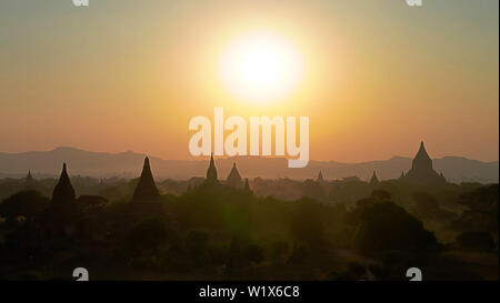 Antenne Panorama bei Sonnenuntergang nach Bagan, Myanmar Stockfoto