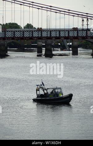 Glasgow, UK, 4. Juli 2019: Polizei verpflichtet sich, eine Suche nach einer Person, die folgenden Berichte von einem Mann in den Fluss Clyde von der Brücke springen, Glasgow, Schottland. Credit: Pawel Pietraszewski/Alamy leben Nachrichten Stockfoto