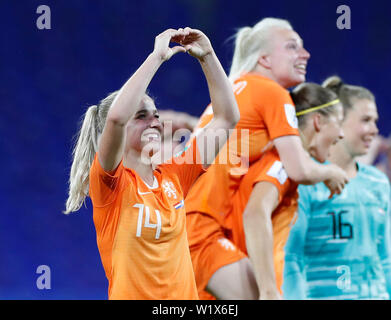 (190704) - Lyon, 4. Juli 2019 (Xinhua) - Jackie Groenen (vorne) der Niederlande feiert nach dem Halbfinale zwischen den Niederlanden und Schweden an der 2019 FIFA Frauenfussball Weltmeisterschaft in Stade de Lyon in Lyon, Frankreich, 3. Juli 2019. (Xinhua / Ding Xu) Stockfoto