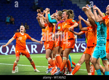 (190704) - Lyon, 4. Juli 2019 (Xinhua) - die Spieler der Niederlande Feiern nach dem Halbfinale zwischen den Niederlanden und Schweden an der 2019 FIFA Frauenfussball Weltmeisterschaft in Stade de Lyon in Lyon, Frankreich, 3. Juli 2019. (Xinhua / Ding Xu) Stockfoto