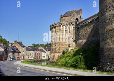 Die Mauern der Burg im älteren Teil von Fougéres, Bretagne, Frankreich Stockfoto