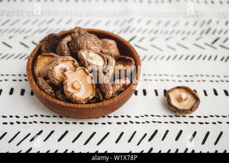 Chinesische Pilze Shiitake in eine hölzerne Schüssel auf dem Tisch. Das Konzept von Arzneimitteln superfoods für Gesundheit. Stockfoto