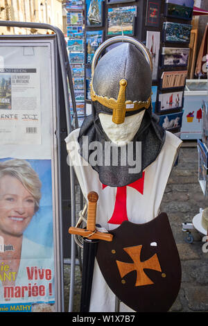 Ritter Kostüm für den Verkauf außerhalb der Burg in Fougères, Bretagne, Frankreich Stockfoto