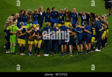 Lyon, Frankreich. 3. Juli 2019. Mitglieder von Schweden sammeln nach dem Halbfinale zwischen den Niederlanden und Schweden an der 2019 FIFA Frauenfussball Weltmeisterschaft in Stade de Lyon in Lyon, Frankreich, 3. Juli 2019. Credit: Mao Siqian/Xinhua/Alamy leben Nachrichten Stockfoto