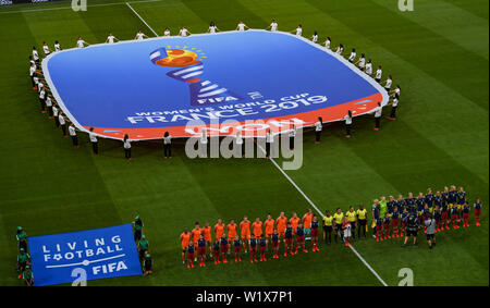 Lyon, Frankreich. 3. Juli 2019. Starten Spieler der Niederlande und Schweden bis Zeile vor dem Halbfinale zwischen den Niederlanden und Schweden an der 2019 FIFA Frauenfussball Weltmeisterschaft in Stade de Lyon in Lyon, Frankreich, 3. Juli 2019. Credit: Mao Siqian/Xinhua/Alamy leben Nachrichten Stockfoto