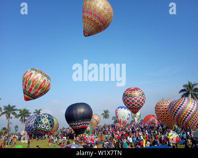 Die Aufregung der traditionellen großen Heißluftballon, jedes Jahr am Tag des Eid al-Fitr, nach dem Fastenmonat, die von den Menschen in Wonosobo, Indonesien Stockfoto