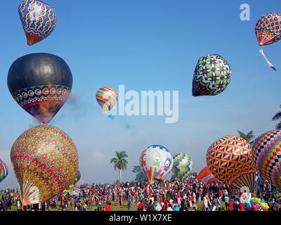 Die Aufregung der traditionellen großen Heißluftballon, jedes Jahr am Tag des Eid al-Fitr, nach dem Fastenmonat, die von den Menschen in Wonosobo, Indonesien Stockfoto