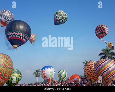 Die Aufregung der traditionellen großen Heißluftballon, jedes Jahr am Tag des Eid al-Fitr, nach dem Fastenmonat, die von den Menschen in Wonosobo, Indonesien Stockfoto