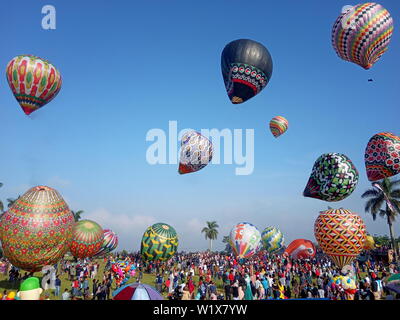 Die Aufregung der traditionellen großen Heißluftballon, jedes Jahr am Tag des Eid al-Fitr, nach dem Fastenmonat, die von den Menschen in Wonosobo, Indonesien Stockfoto