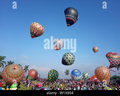 Die Aufregung der traditionellen großen Heißluftballon, jedes Jahr am Tag des Eid al-Fitr, nach dem Fastenmonat, die von den Menschen in Wonosobo, Indonesien Stockfoto