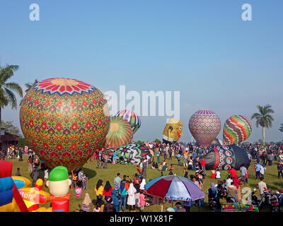 Die Aufregung der traditionellen großen Heißluftballon, jedes Jahr am Tag des Eid al-Fitr, nach dem Fastenmonat, die von den Menschen in Wonosobo, Indonesien Stockfoto