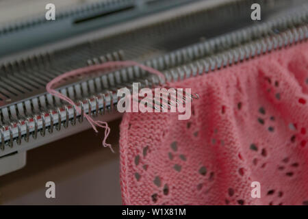 Manuelle Strickmaschine. Eine Strickmaschine ist ein Gerät verwendet, um Gewebe zu erstellen. Stockfoto