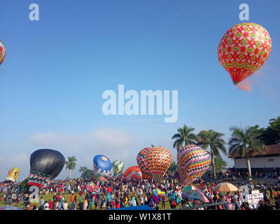 Die Aufregung der traditionellen großen Heißluftballon, jedes Jahr am Tag des Eid al-Fitr, nach dem Fastenmonat, die von den Menschen in Wonosobo, Indonesien Stockfoto