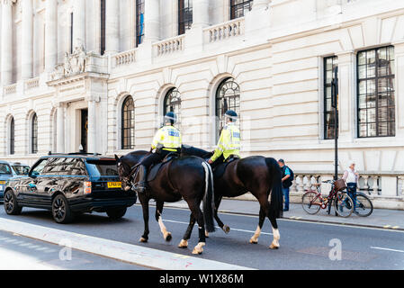 London, UK, 15. Mai 2019: Englische Polizisten auf Pferden patrouillieren in der Nähe von whitehall in Westminster montiert Stockfoto