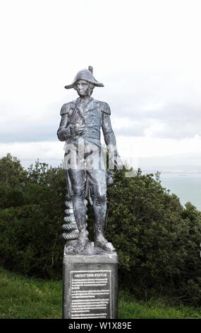 Gisborne, Neuseeland - April 25th, 2017: eine Bronzestatue von Captain James Cook. Das Bild wurde während an der Spitze der Kaiti Hill entfernt, jetzt ist er Stockfoto