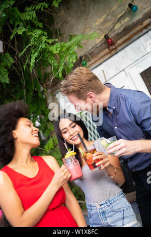 Multiethnische Gruppe von Freunden Spaß und Unterhaltung Stockfoto