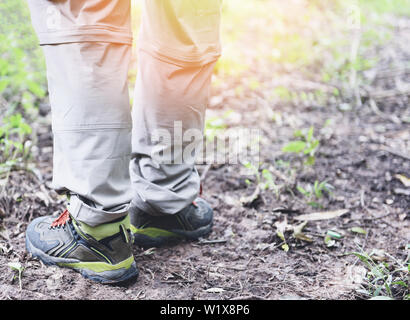 Traveler Wandern in Wald in den Bergen/Man Wanderer Beine und Füße in Schuhe Stockfoto