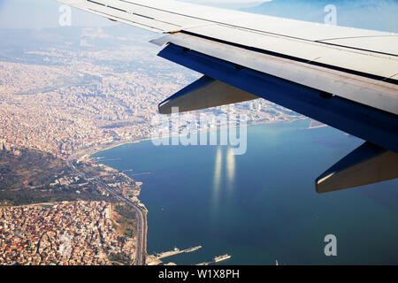 Anzeigen von Izmir aus dem Flugzeug Fenster Stockfoto