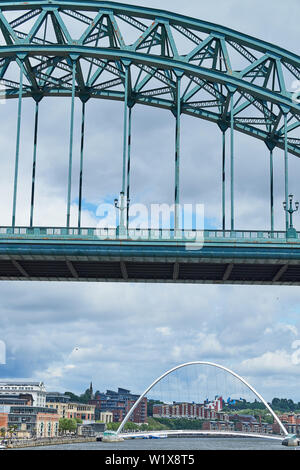 Millennium Bridge unter der Tyne Bridge über den Fluss Tyne anschließen Gateshead und Newcastle, England. Stockfoto