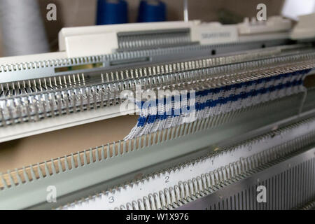 Manuelle Strickmaschine. Eine Strickmaschine ist ein Gerät verwendet, um Gewebe zu erstellen. Stockfoto