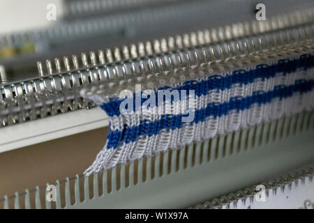 Manuelle Strickmaschine. Eine Strickmaschine ist ein Gerät verwendet, um Gewebe zu erstellen. Stockfoto