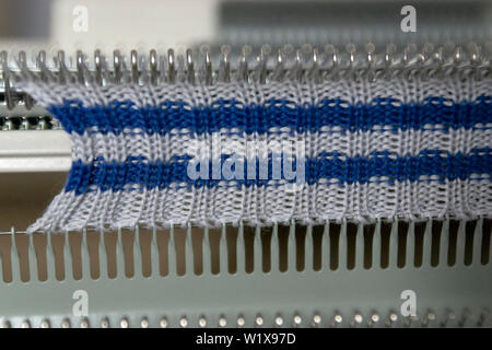 Manuelle Strickmaschine. Eine Strickmaschine ist ein Gerät verwendet, um Gewebe zu erstellen. Stockfoto