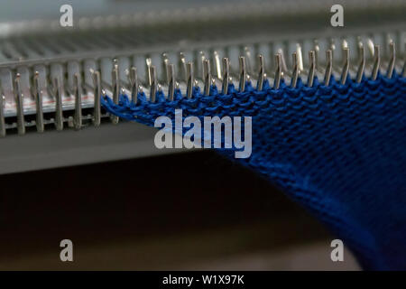 Manuelle Strickmaschine. Eine Strickmaschine ist ein Gerät verwendet, um Gewebe zu erstellen. Stockfoto