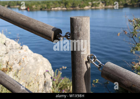 Zaun der hölzernen Bars am Strand. Stockfoto