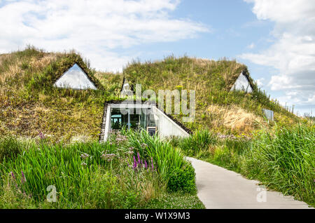Werkendam, Niederlande, 3. Juli 2019: Eintritt in das Museum in der Biesbosch Nationalpark, mit Erde, Gras und Wildblumen bedeckt Stockfoto