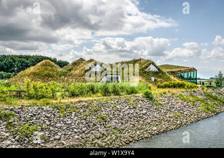 Werkendam, Niederlande, 3. Juli 2019: Ansicht der Biesbosch Museum auf der Insel im Nationalpark Stockfoto