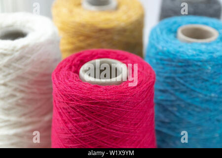 Mehrfarbige Spulenkörper aus Wolle Garn für Hand und Maschine stricken. Stockfoto