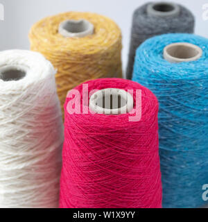 Mehrfarbige Spulenkörper aus Wolle Garn für Hand und Maschine stricken. Stockfoto