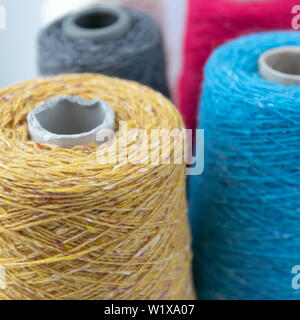 Mehrfarbige Spulenkörper aus Wolle Garn für Hand und Maschine stricken. Stockfoto