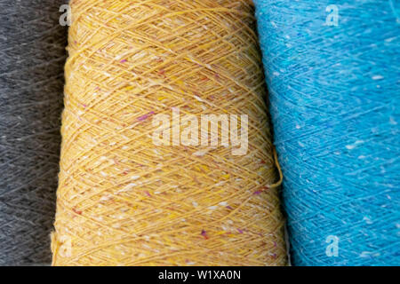Mehrfarbige Spulenkörper aus Wolle Garn für Hand und Maschine stricken. Stockfoto
