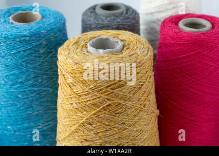 Mehrfarbige Spulenkörper aus Wolle Garn für Hand und Maschine stricken. Stockfoto