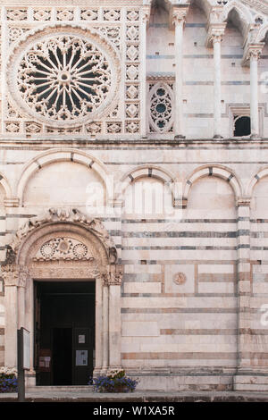 Anzeigen von Carrara, die St. Andrew Cathedral Haupteingang. Stockfoto