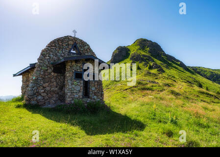 Heilige Dreifaltigkeit Stein Kapelle im Alten Berg, in der Nähe der Echo-Hütte. Central Balkan National Park in Bulgarien Stockfoto