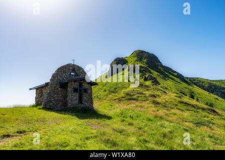 Heilige Dreifaltigkeit Stein Kapelle im Alten Berg, in der Nähe der Echo-Hütte. Central Balkan National Park in Bulgarien Stockfoto