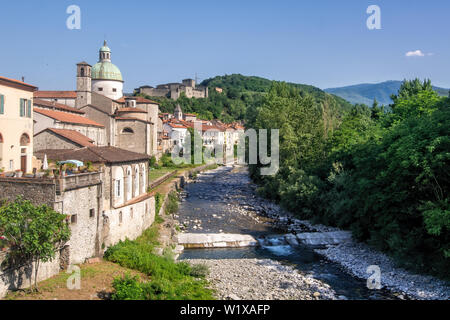 Toskanisches Dorf Capalbio mit dem Fluss Magra im Vordergrund und ikonischen Gebäude im Hintergrund. Stockfoto