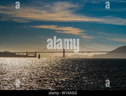 Die Golden Gate Bridge Silhouette im Gegenlicht. San Francisco, Kalifornien, USA.