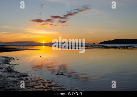 Sonnenuntergang über Pools am Strand, Pararaumu, Kapiti, Wellington, Nordinsel, Neuseeland Stockfoto